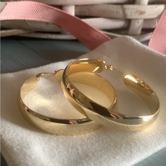 Gold hoop earrings - Picture 1 of 3